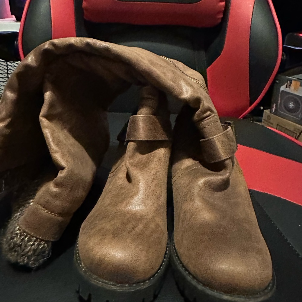 Crown vintage winter boots. Never worn. Brand new NO box